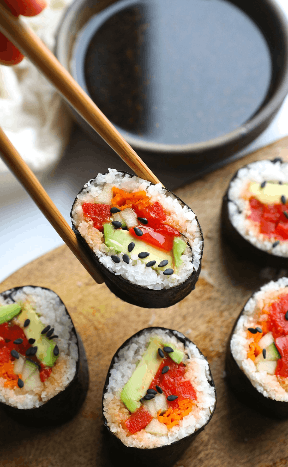 Sushi mit Stäbchen